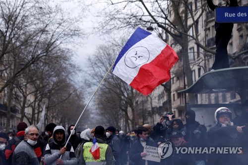 프랑스 국기에 그려진 화난 표정