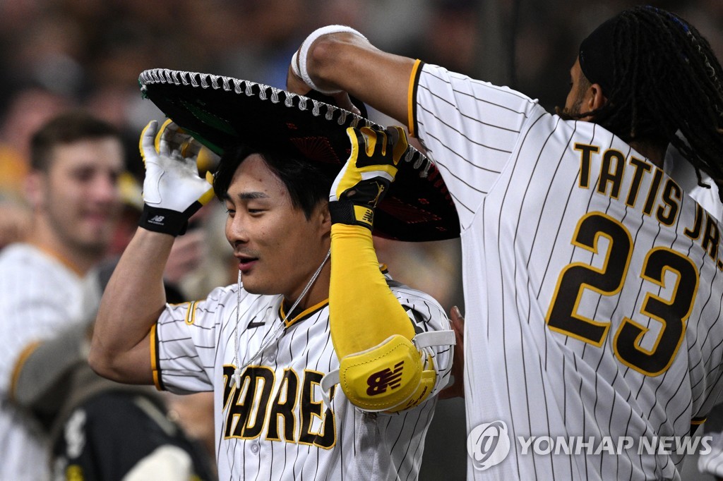 In this USA Today Sports photo via Reuters, Kim Ha-seong of the San Diego Padres (L) has a sombrero placed on him by teammate Fernando Tatis Jr. after hitting a three-run home run against the Cincinnati Reds during the bottom of the fifth inning of a Major League Baseball regular season game at Petco Park in San Diego on May 1, 2023. (Yonhap)