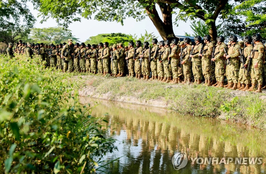 '작은 마을' 포위 작전 나선 엘살바도르 군 장병