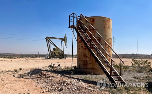 뉴멕시코 지역에 있는 원유 탱크와 펌프잭 