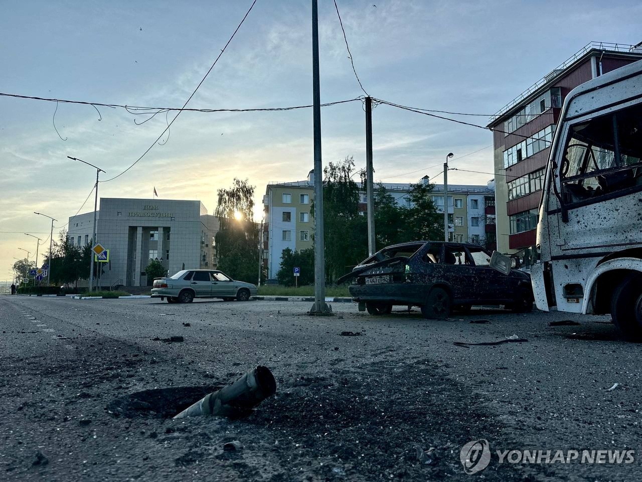 러시아 벨고로드 거리의 포격 피해 현장
