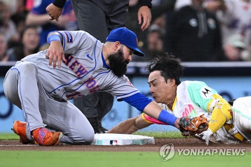 Padres' Kim Ha-seong injures toe after kicking water cooler in