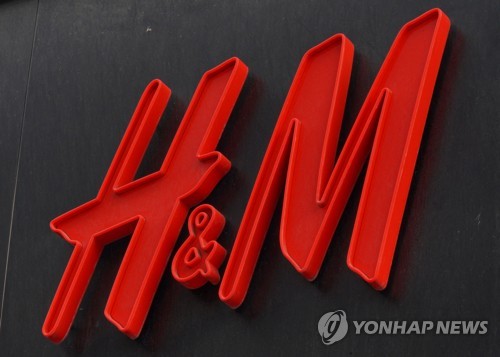 글로벌 패션브랜드 H&M "미얀마 공장과 거래 단계적 중단"