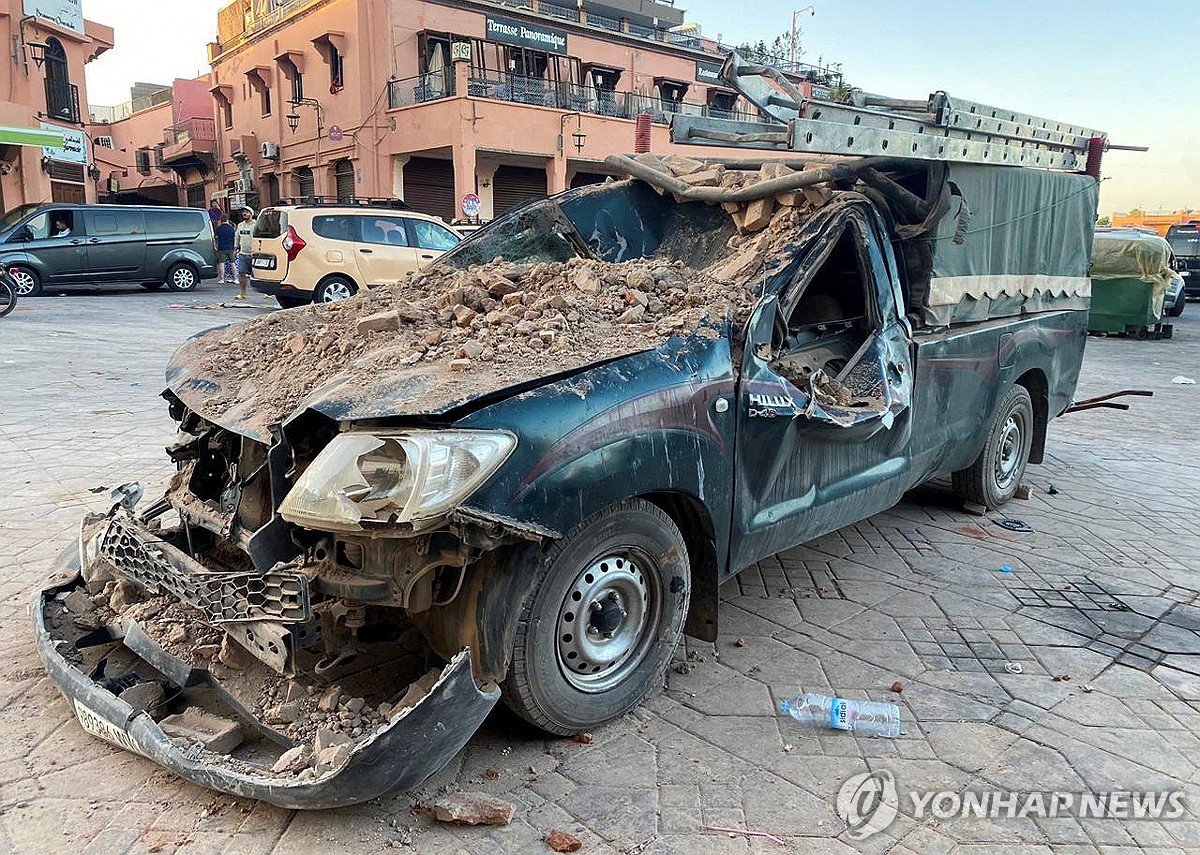 모로코 지진 충격에 부서진 자동차.