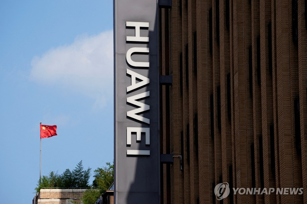 상하이 화웨이 스토어 뒤로 펄럭이는 중국 국기