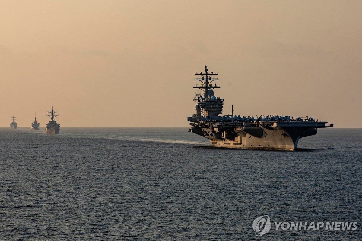 호르무즈 해협을 지나는 미 해군 항공모함 드와이트 아이젠하워호와 미국, 프랑스 구축함들