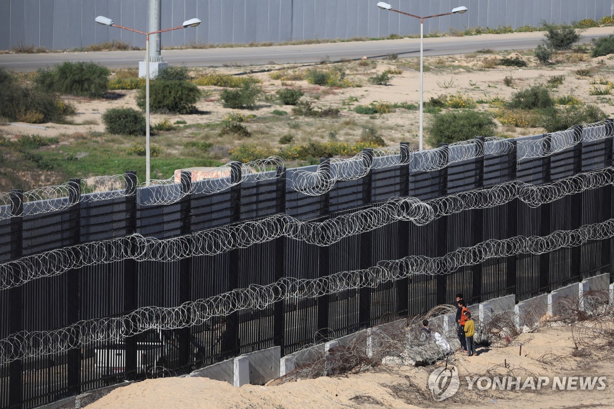 팔레스타인 가자지구 남부 라파에 있는 이집트 국경 인근에서 팔레스타인인들이 걸어가고 있다. [로이터 연합뉴스 자료사진. 재판매 및 DB 금지]