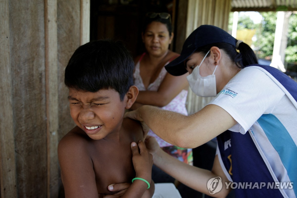 뎅기열 백신 주사 맞는 브라질 아마조나스주(州) 11살 어린이
