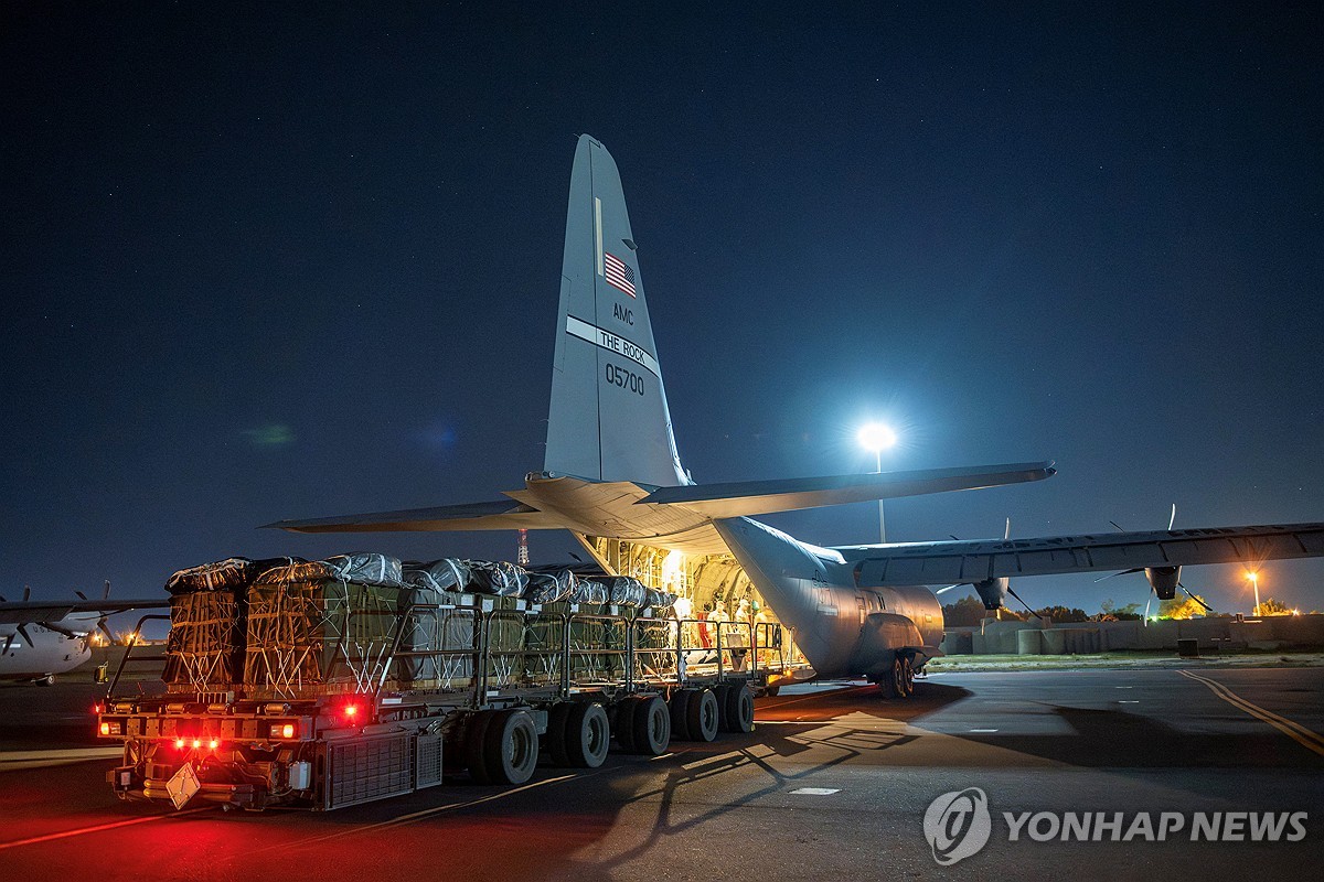 가자지구 전달을 위해 구호품 싣고 있는 미 군용기