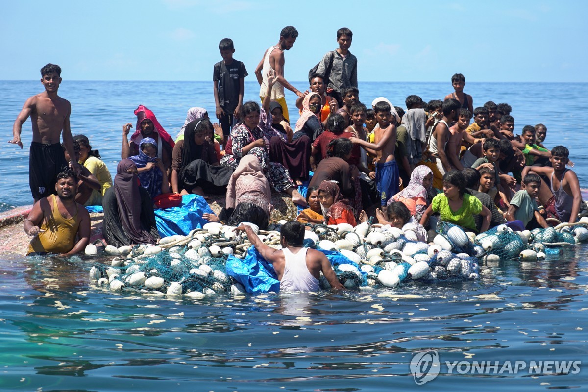 구조 기다리는 로힝야족 난민들