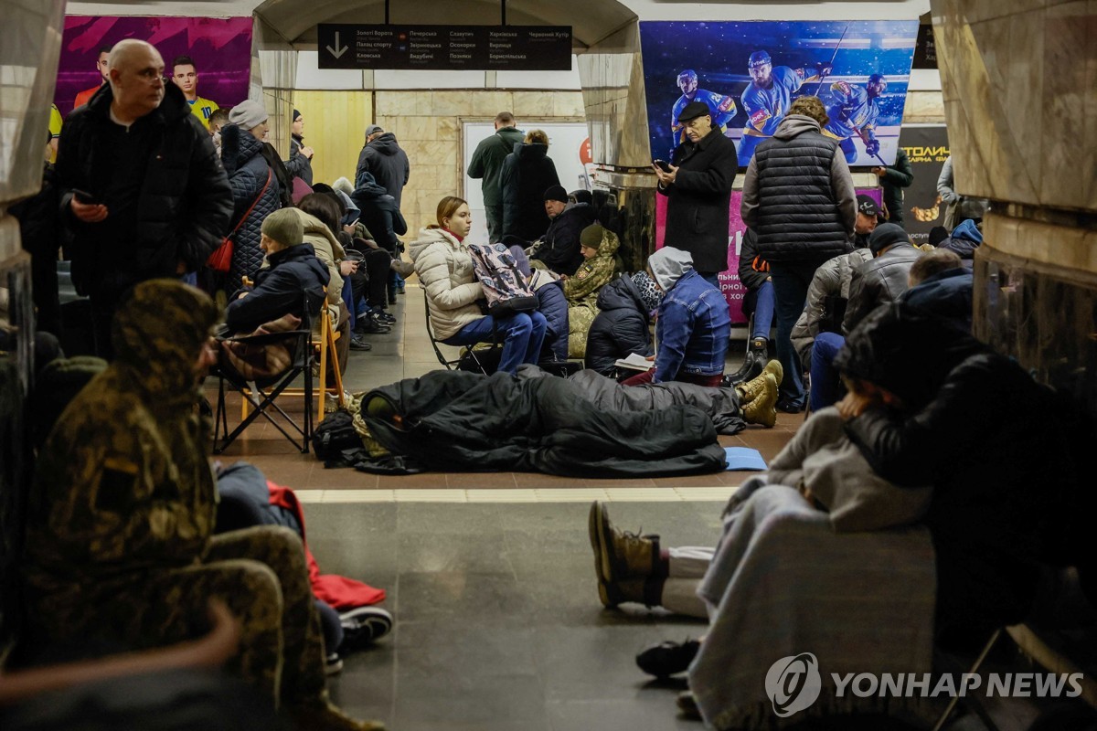 21일(현지시간) 러시아의 미사일 공격에 지하철역으로 대피한 키이우 시민들