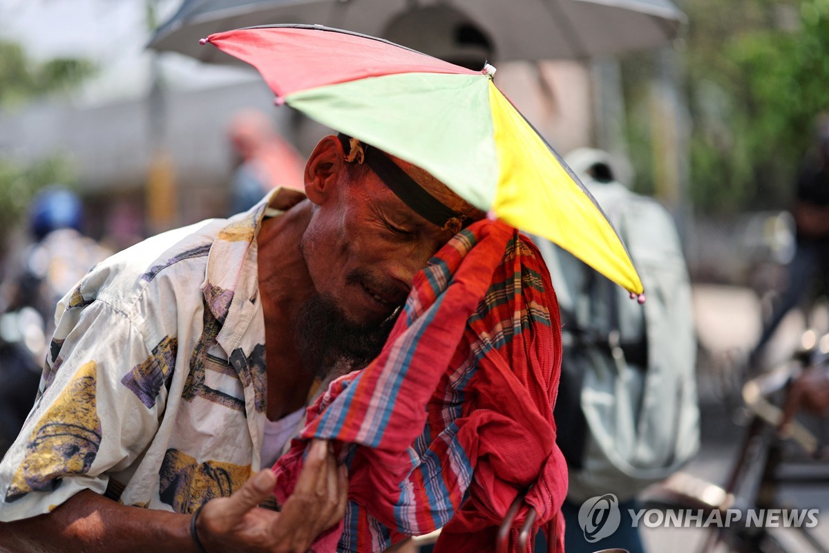 폭염에 땀 닦는 방글라데시 릭샤 운전사