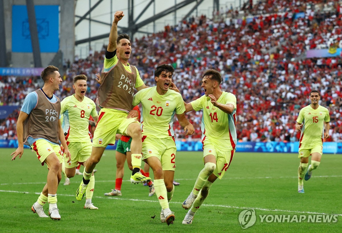 기뻐하는 스페인 선수들