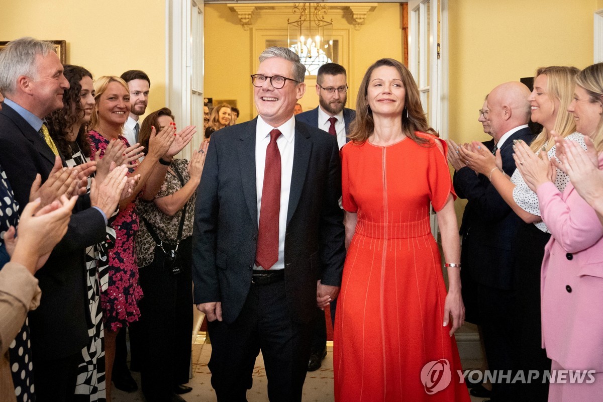 英총리, 부인 고급옷 선물받고 '늑장 신고' 논란