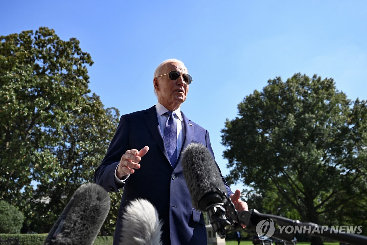 El presidente de Estados Unidos, Joe Biden, habla con la prensa antes de partir hacia South Bend, Indiana, desde el jardín sur de la Casa Blanca en Washington el 5 de octubre de 2024 en esta fotografía publicada por Reuters. (Yonhap)