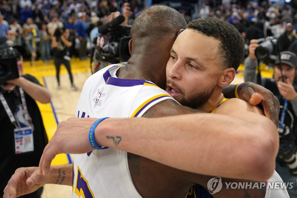 경기 마치고 포옹하는 르브론 제임스와 스테픈 커리