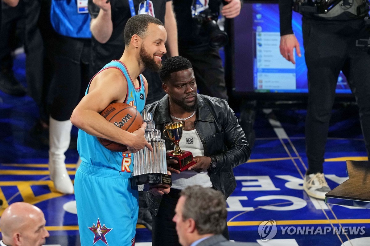 NBA MVP 받고 커리 배우 케빈 하트와 기념사진 찍는 커리