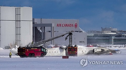 눈내린 토론토공항서 착륙하던 美여객기 전복…"최소 15명 부상"(종합)