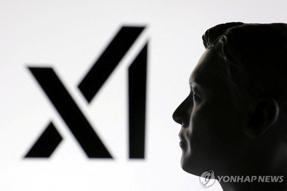 머스크의 피규어 조각상과 xAI 로고