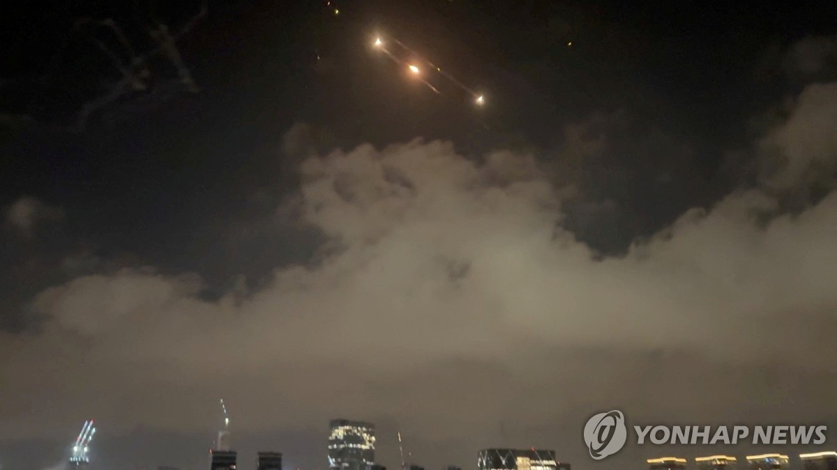 이스라엘 텔아비브 상공의 미사일 섬광