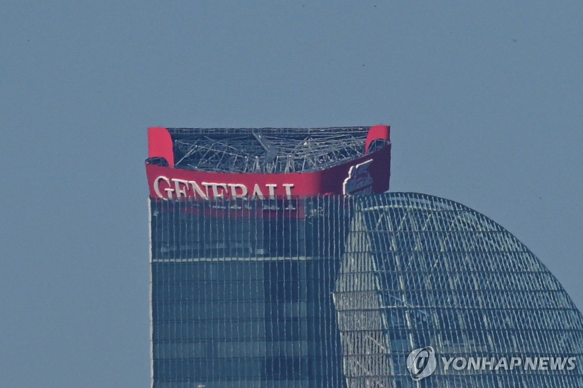 伊 밀라노 170ｍ 마천루 옥상 제네랄리 간판 '털썩'