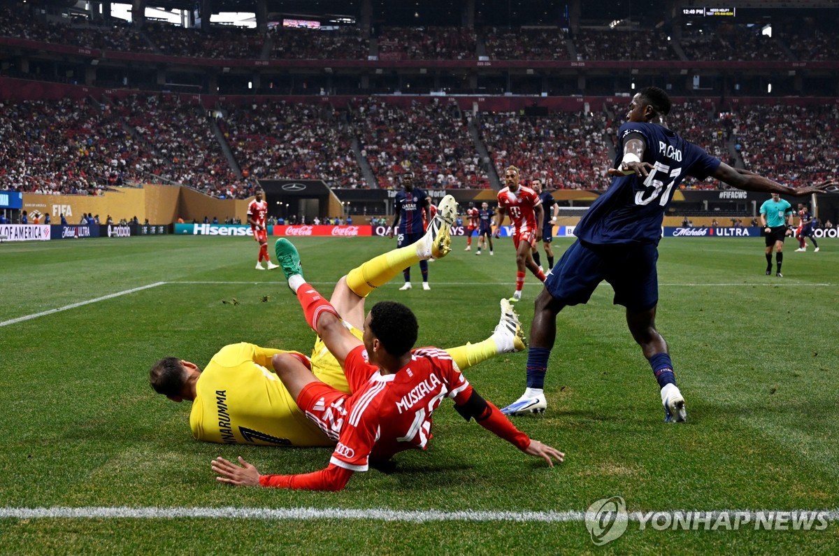 PSG 골키퍼와 충돌하는 뮌헨의 자말 무시알라(가운데)