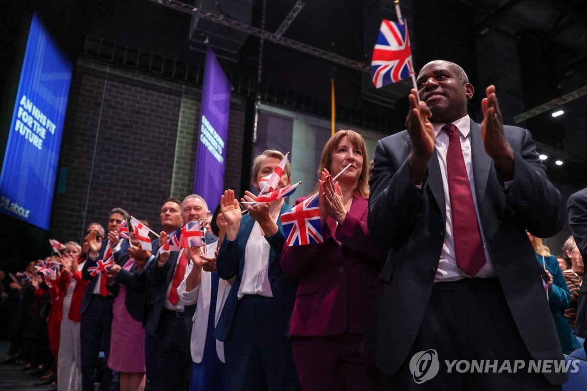 30일 스타머 총리 연설에 기립박수 보내는 래미 부총리, 리브스 재무장관 등 내각 인사들