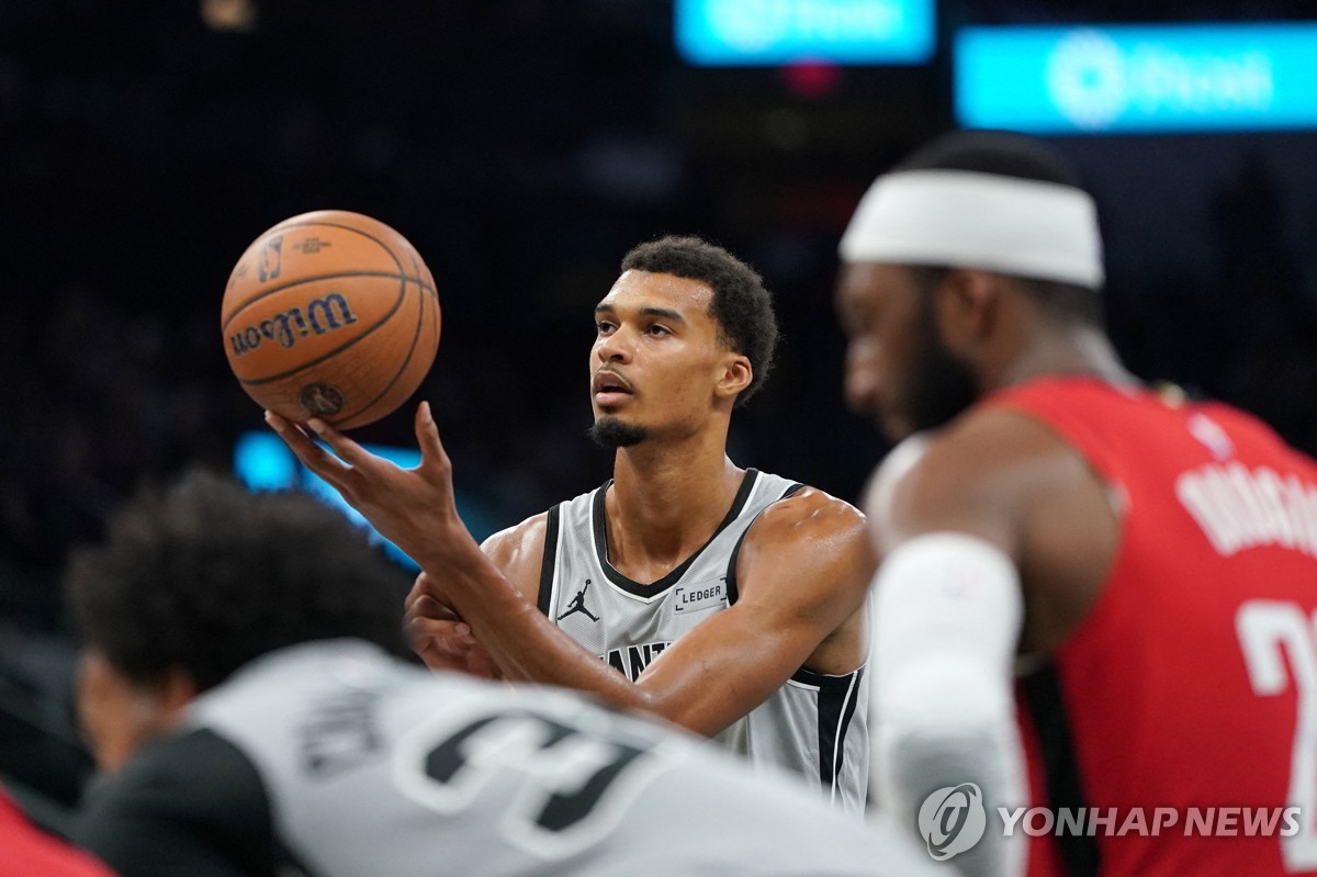 '웸반야마 후반 18점 폭발' 샌안토니오, 연패 끊고 휴스턴 제압