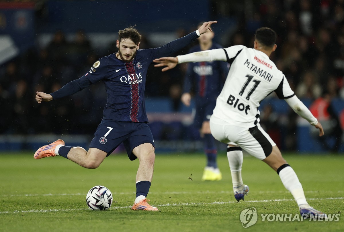 PSG의 첫 번째 골 넣는 흐비차 크바라츠헬리아