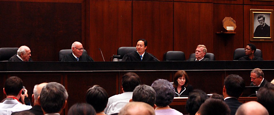 취임식을 주재한 제임스 홀더맨 판사(왼쪽 두번째) 등 동료들과 함께 자리한 존 리 판사(가운데). 2012.07.14 chicagorho@yna.co.kr
