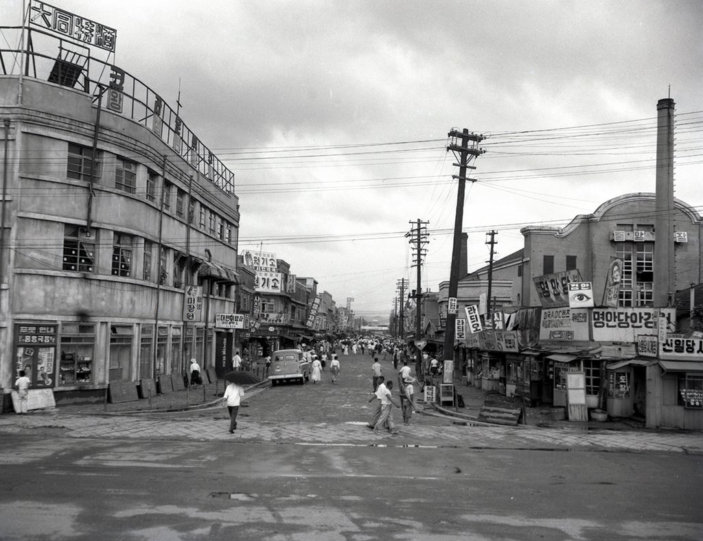 1950년대 초 대전역 앞 상가(자료사진)