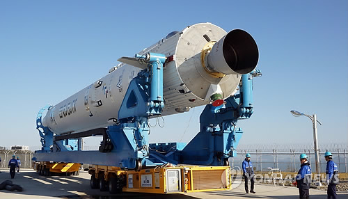 2012년 11월 전남 고흥군 외나로도 나로우주센터 발사체조립동에서 발사대로 이동하는 한국 첫 우주발사체 '나로호(KSLV-1)'. 뒷부분에 달린 엔진이 러시아의 RD-151. [연합뉴스 자료사진]