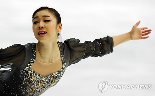 キム・ヨナ〈2枚組〉 転倒したキム・ヨナがゴールデン・スピン優勝、安藤は2位に 写真