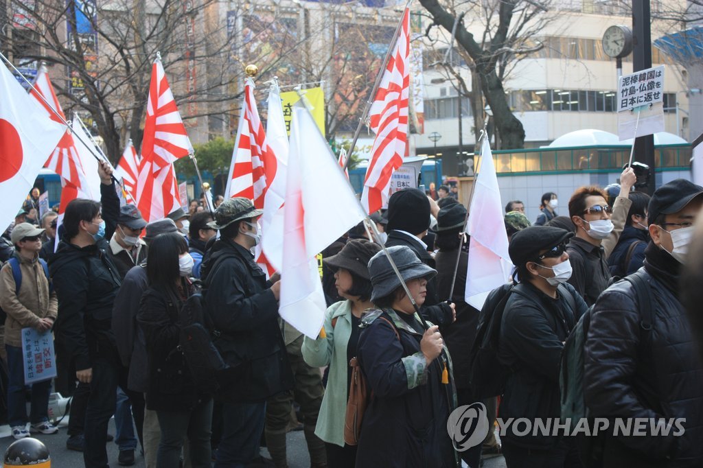 도쿄 번화가 행진하는 재특회 회원들