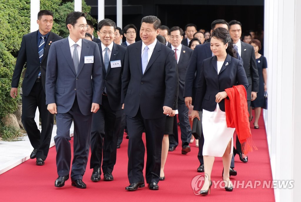 2014년 7월 4일 시진핑(習近平) 중국 국가주석과 부인 펑리위안 여사가 서울 장충동 신라호텔에서 이재용 삼성전자 회장(당시 부회장)과 함께 삼성전자 전시관이 개설된 영빈관으로 이동하는 모습.[삼성전자 제공. 재판매 및 DB 금지]