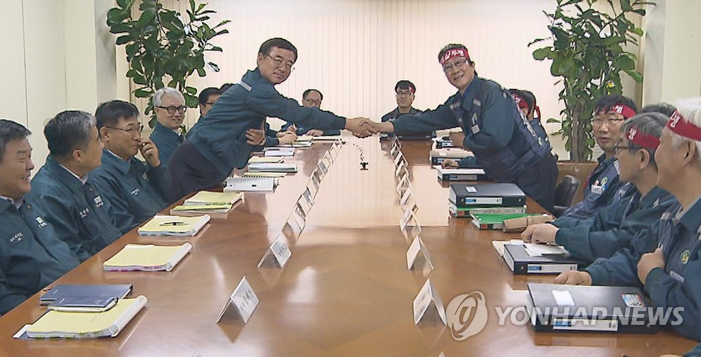 현대중공업 노사가 31일 올해 임금 인상과 단체협약 협상에 잠정합의했다. 지난 10월 울산 본사에서 열린 임금 및 단체협상 본교섭. (연합뉴스 자료사진)