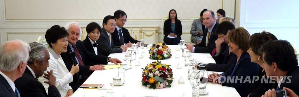 2015년 당시 방한한 미국 하원 대표단 접견하는 박근혜 대통령