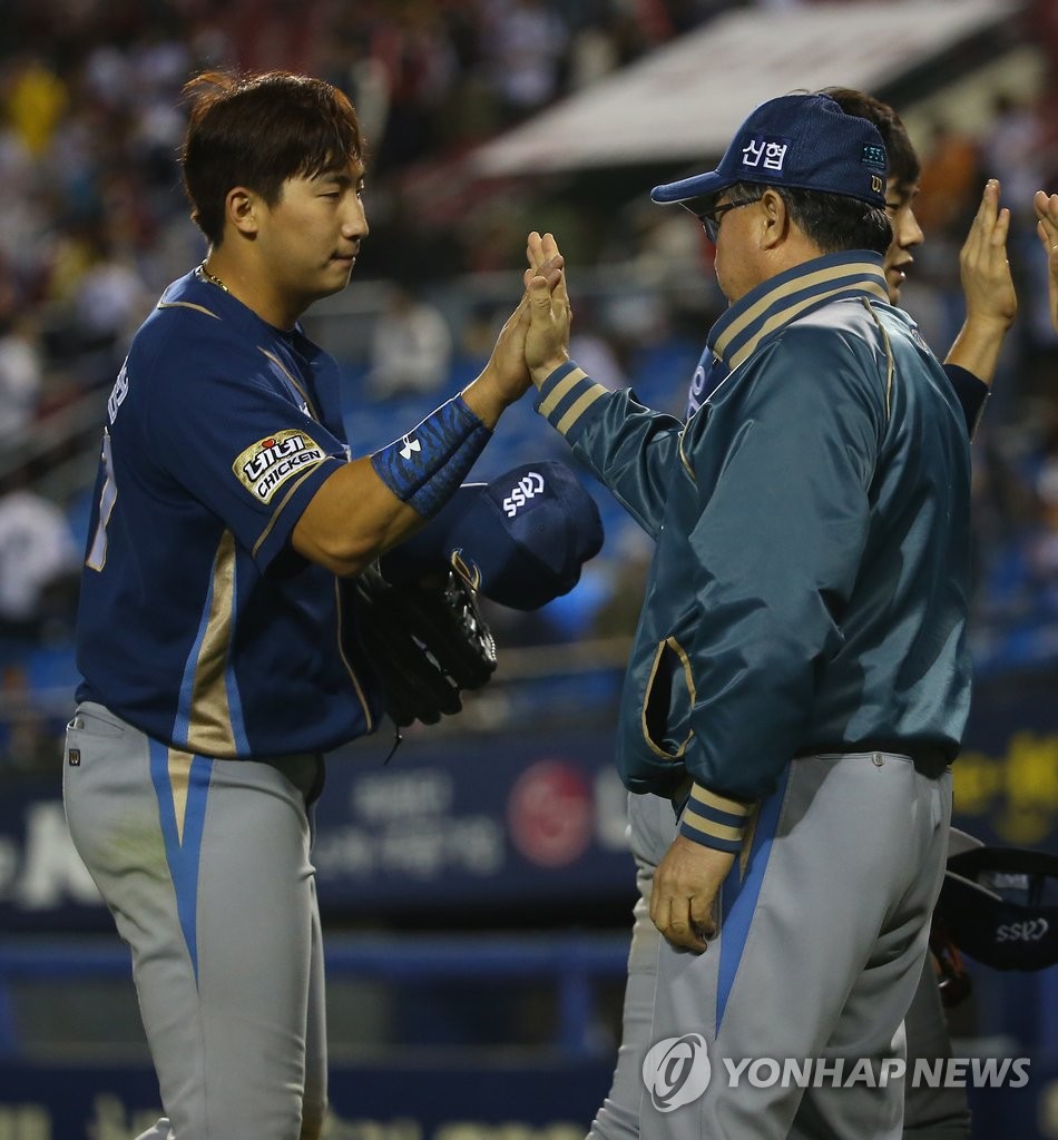 2015년 김경문 감독과 하이파이브하는 나성범