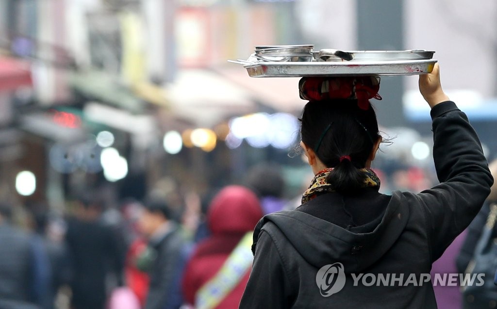 서울 중구 남대문시장에서 점심시간 한 식당 직원이 식사 배달을 하고 있다. [연합뉴스 자료사진]