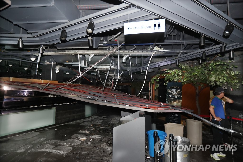 <규모 5.8 지진> 대형 식당 천장 '와르르'