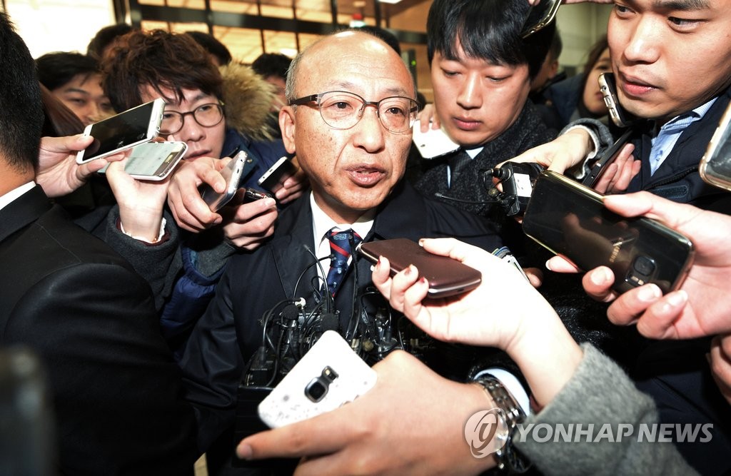 Former Health Minister Moon Hyung-pyo (C) is surrounded by reporters as he appears at the Seoul Central District Prosecutors Office in Seoul on Nov. 24, 2016. (Yonhap)