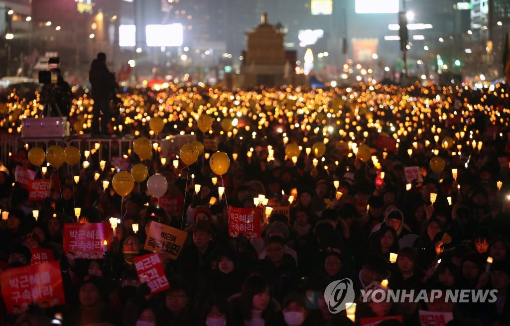 지난 17일 박근혜 대통령 퇴진 촉구 8차 촛불집회가 열린 서울 광화문광장 [연합뉴스 자료사진]
