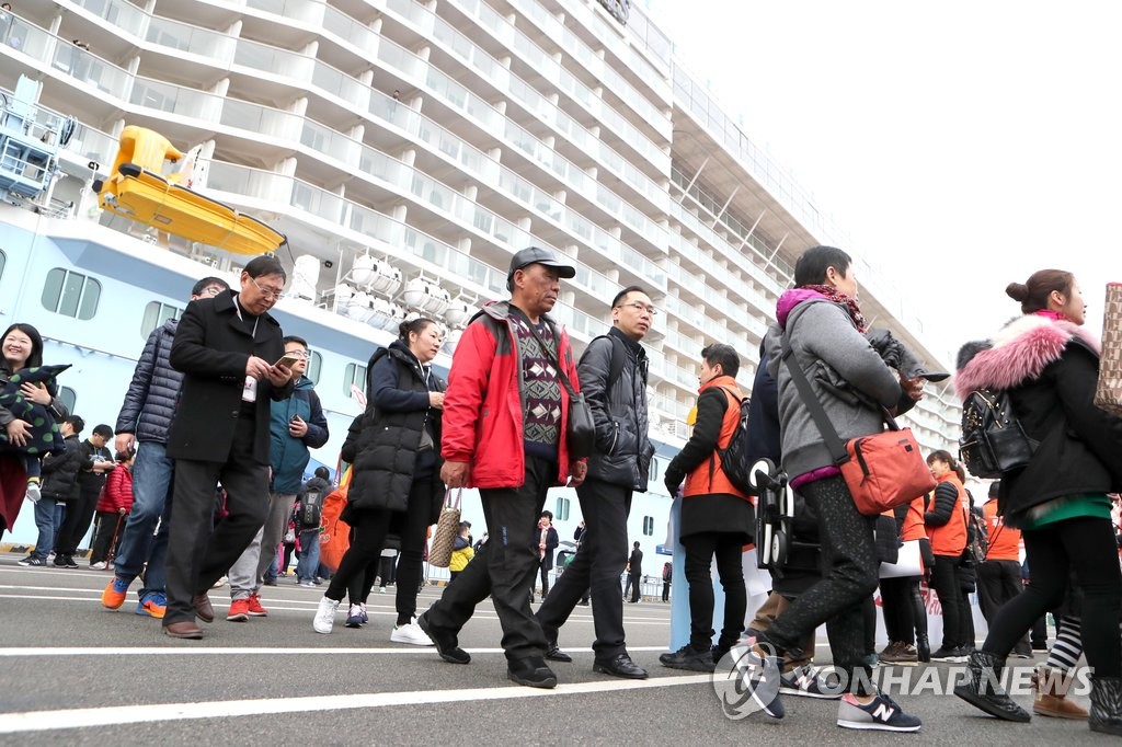 ３月上旬、釜山に立ち寄った中国のクルーズ旅行客＝（聯合ニュース）