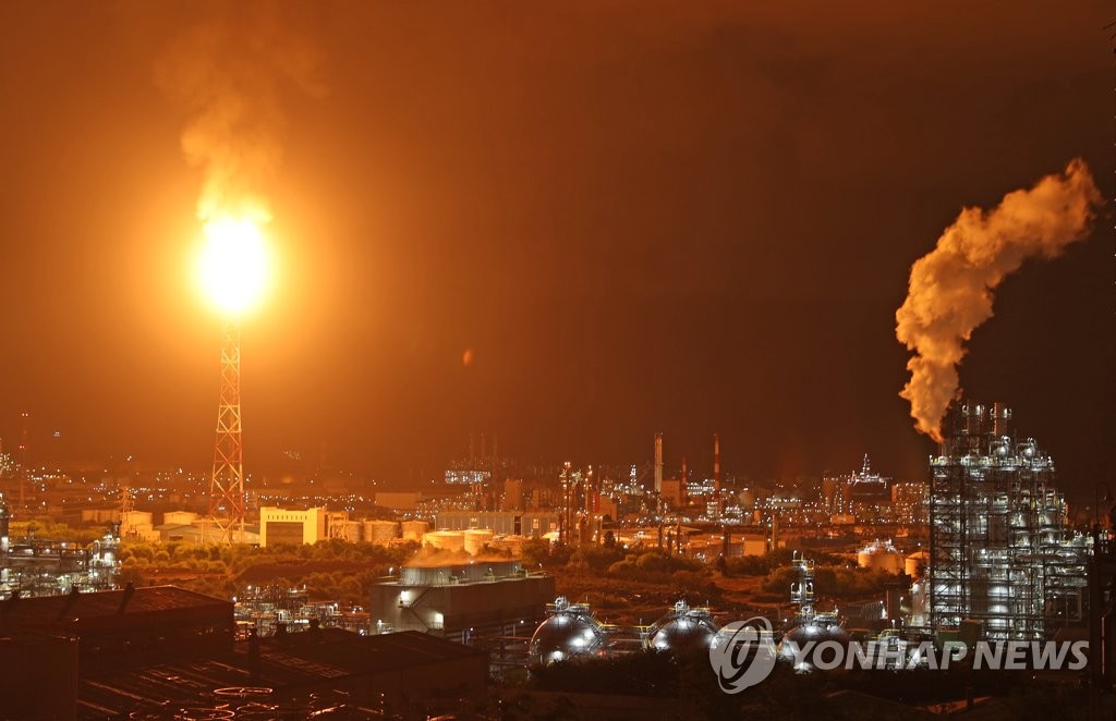 '마치 불난 듯'…석유화학공장 불꽃