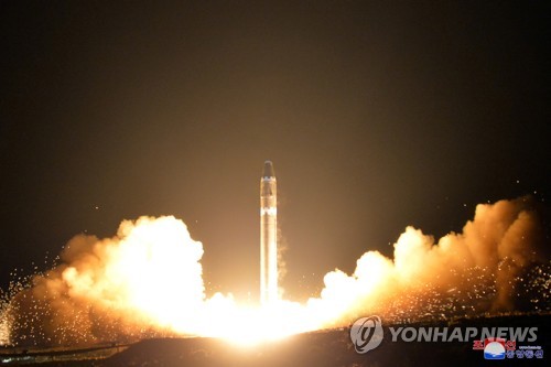 북한의 대륙간 탄도미사일(ICBM) '화성-15' 발사 장면