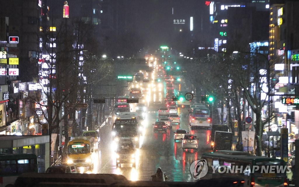 엉금엉금 퇴근길 | 연합뉴스