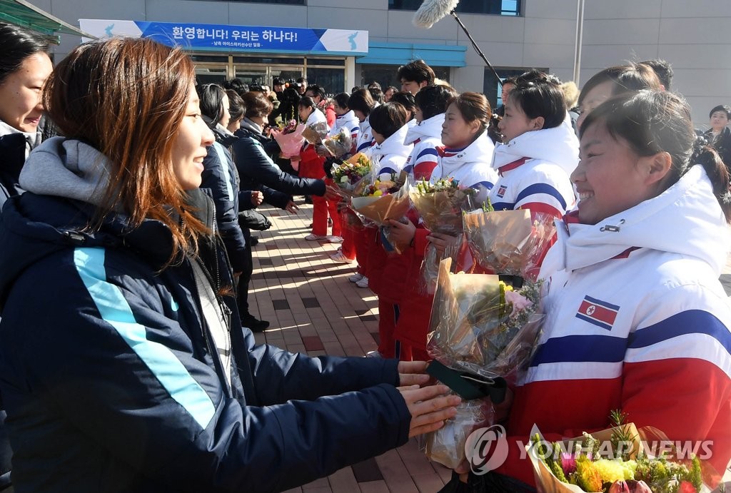 韩朝女子冰球队会师