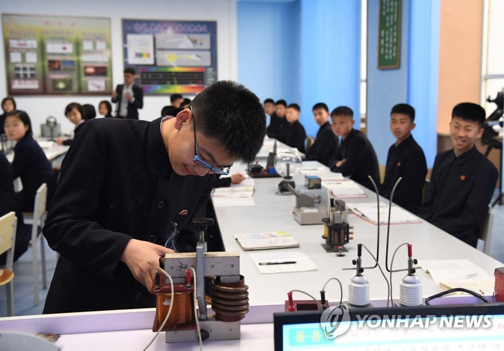 학습하는 북한 과학신동들