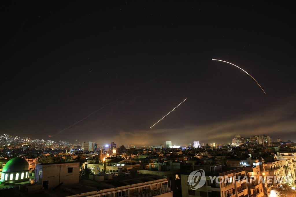 시리아 다마스쿠스 하늘 날아가는 미사일들