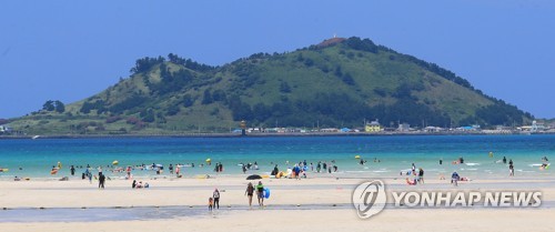 섬여행 중 즐기는 독서…제주 비양도 북카페 운영